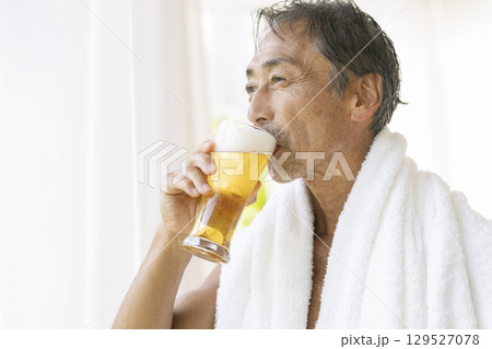 ビールを飲む60代の男性 129527078