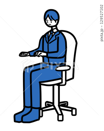 椅子に座って作業する男性会社員 129527102
