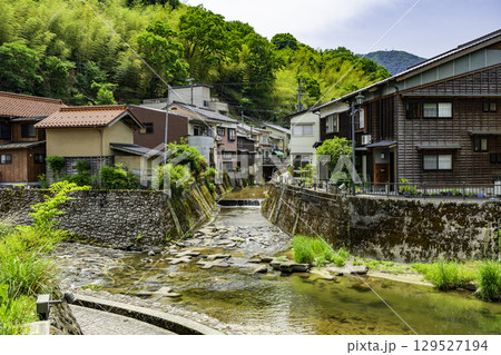 湯村温泉　春来川沿いの町並み　兵庫県新温泉町 129527194