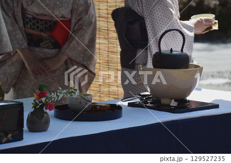 ”Maccha" tea set / 日本庭園で開催される野点の光景(日本茶，抹茶の茶房・茶寮) 129527235