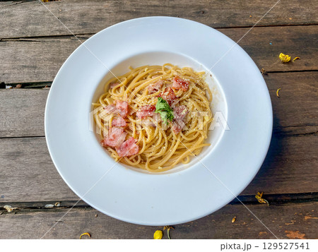 Classic Carbonara Pasta with Crispy Bacon 129527541