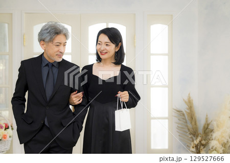 デートするミドルシニア夫婦イメージ 129527666