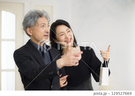 デートするミドルシニア夫婦イメージ 129527669