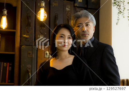 デートするミドルシニア夫婦イメージ　 129527697