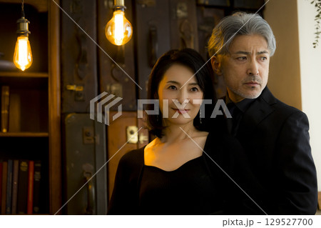 デートするミドルシニア夫婦イメージ　 129527700