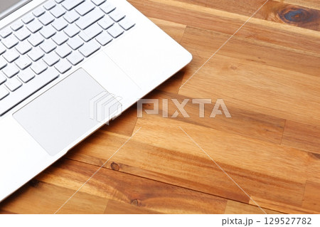 ノートパソコンでデスクワーク中のイメージ 129527782