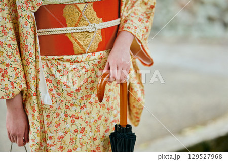 傘を手に持つ着物姿の女性 傘を手に持つ着物姿の女性 129527968