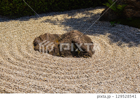【京都風景】退蔵院　枯山水と池泉回遊式の優美な2種類の庭園 129528541