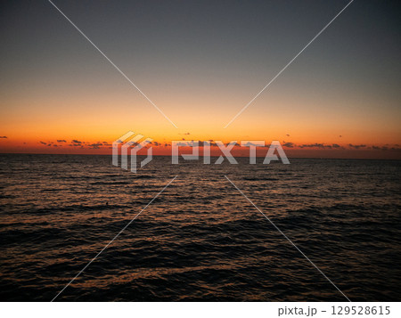 黒海に沈む夕日 黒海に沈む夕日 129528615