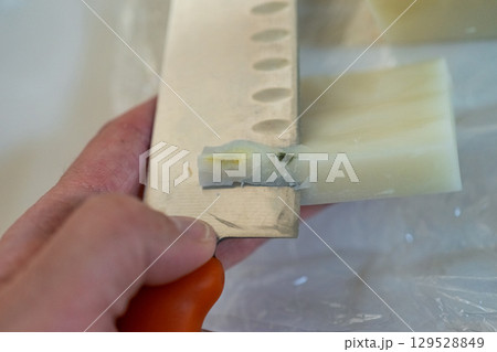 おもちのカビを包丁で削る 129528849