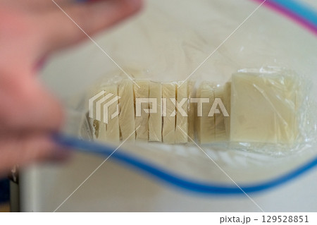 ラップに包んだおもちを保存袋に入れて保存する ラップに包んだおもちを保存袋に入れて保存する 129528851