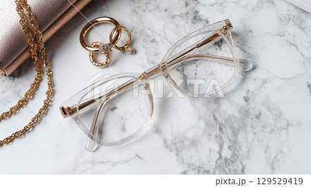 透明フレームのトレンド眼鏡とファッション小物 透明フレームのトレンド眼鏡とファッション小物 129529419