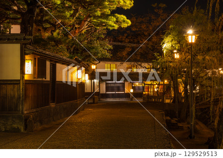 冬の岡山県倉敷市 夜の倉敷美観地区 冬の岡山県倉敷市 夜の倉敷美観地区 129529513