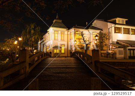 冬の岡山県倉敷市　夜の倉敷美観地区 129529517