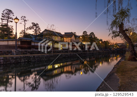冬の岡山県倉敷市　夕暮れの倉敷美観地区 129529543