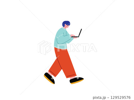ノートパソコンをいじりながら歩く男性 ノートパソコンをいじりながら歩く男性 129529576