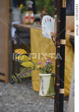 "Nodate" outdoor tea 日本庭園で開催される野点の光景(日本茶,抹茶の茶房・茶寮) "Nodate" outdoor tea 日本庭園で開催される野点の光景(日本茶,抹茶の茶房・茶寮) 129530541