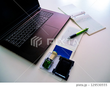 ノートパソコン、ボールペン、請求書、納品書、ナンバーリング、スタンプ台 ノートパソコン、ボールペン、請求書、納品書、ナンバーリング、スタンプ台 129530555