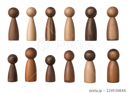 白バックに人間を模した木製の駒 129530648