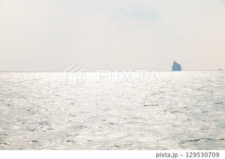 海に浮かぶ島 129530709
