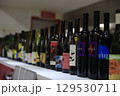 棚に陳列されたワインボトル 129530711