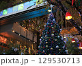 都会のクリスマスツリー 129530713