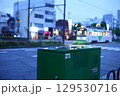 街に設置された緑の箱 129530716