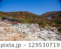 秋の紅葉に染まる温泉街 129530719