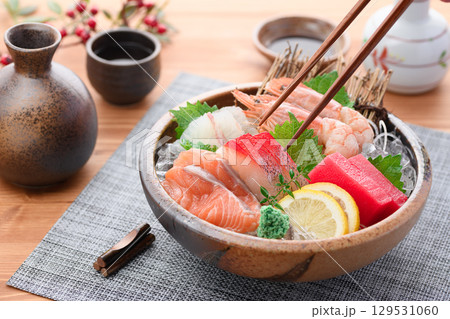 新鮮な海の幸たっぷり豪華刺身盛り合わせと日本酒 宴会やメニュー用に最適な高品質料理写真 新鮮な海の幸たっぷり豪華刺身盛り合わせと日本酒 宴会やメニュー用に最適な高品質料理写真 129531060
