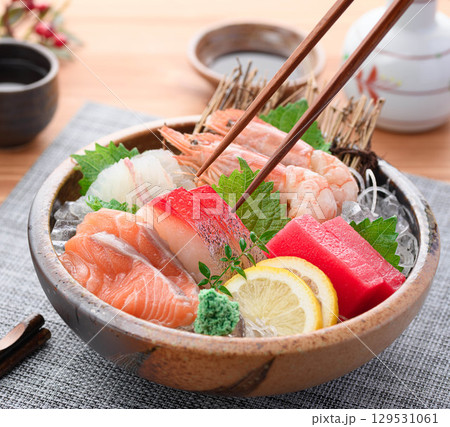 新鮮な海の幸たっぷり豪華刺身盛り合わせと日本酒　宴会やメニュー用に最適な高品質料理写真 129531061