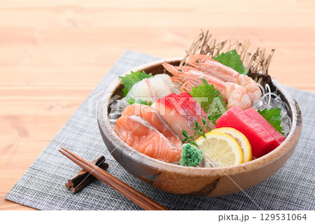 新鮮な海の幸たっぷり豪華刺身盛り合わせと日本酒 宴会やメニュー用に最適な高品質料理写真 新鮮な海の幸たっぷり豪華刺身盛り合わせと日本酒 宴会やメニュー用に最適な高品質料理写真 129531064