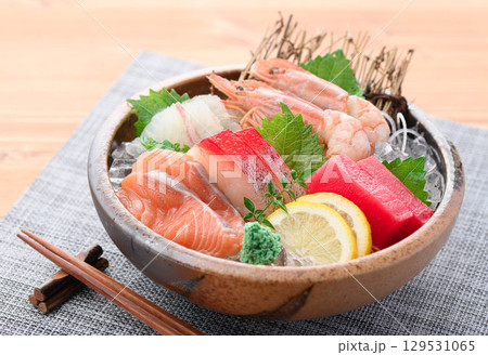 新鮮な海の幸たっぷり豪華刺身盛り合わせと日本酒　宴会やメニュー用に最適な高品質料理写真 129531065