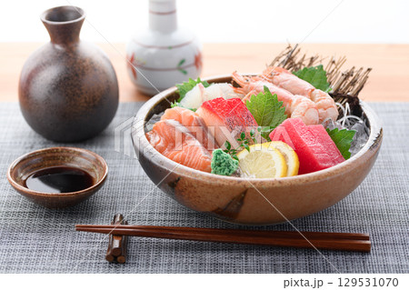 新鮮な海の幸たっぷり豪華刺身盛り合わせと日本酒 宴会やメニュー用に最適な高品質料理写真 新鮮な海の幸たっぷり豪華刺身盛り合わせと日本酒 宴会やメニュー用に最適な高品質料理写真 129531070