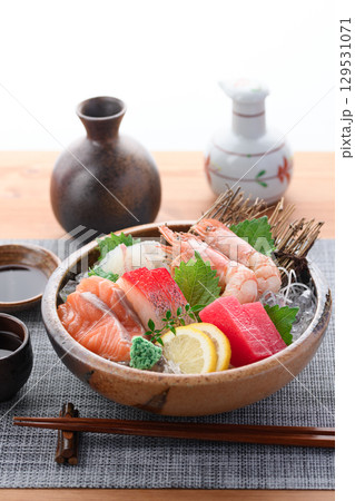 新鮮な海の幸たっぷり豪華刺身盛り合わせと日本酒 宴会やメニュー用に最適な高品質料理写真 新鮮な海の幸たっぷり豪華刺身盛り合わせと日本酒 宴会やメニュー用に最適な高品質料理写真 129531071