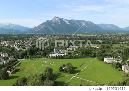 オーストリア　郊外の風景と山並み 129531411