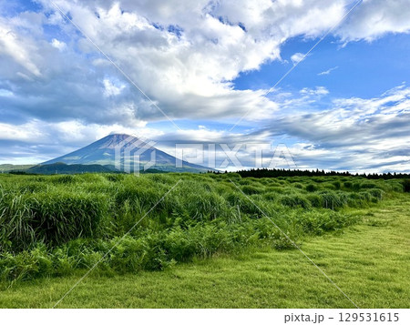 夏の富士山と大空と雲 夏の富士山と大空と雲 129531615