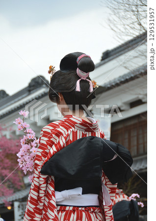 Japanese "Kimono" style / 着物を着た日本髪を結った女性の後ろ姿，江戸の町娘 129531957