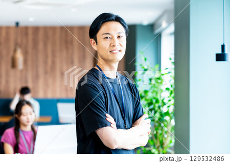 オフィスで働くビジネスパーソン 129532486