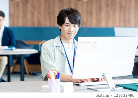 オフィスで働く若いビジネスマン 129532490