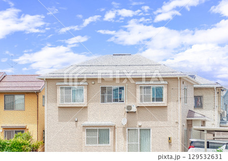 青空とモダンな住宅 129532631