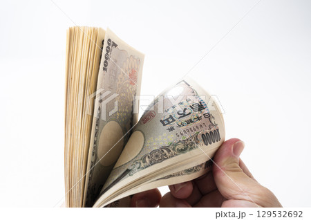 札束を持つ　お札を数える 129532692
