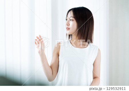 窓際に立つ女性 窓際に立つ女性 129532911