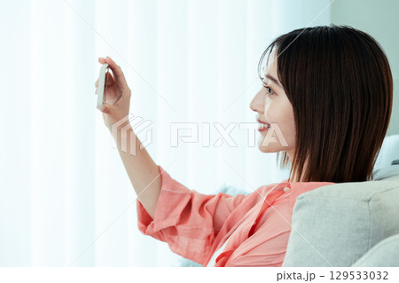 スマホを操作する若い女性 スマホを操作する若い女性 129533032