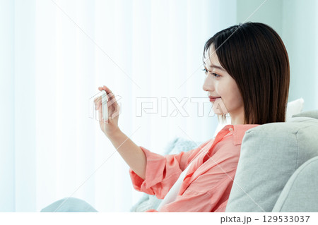 スマホを操作する若い女性 スマホを操作する若い女性 129533037