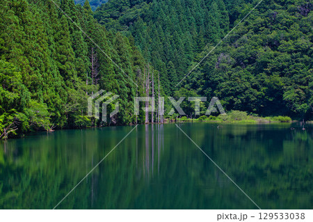 絶景の水鏡　岩屋川砂防ダム 129533038