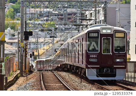 大阪梅田へ向かう阪急宝塚線 1000系 129533374