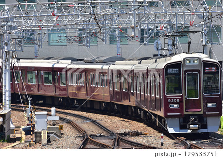 大阪梅田に到着する阪急京都線 9300系 129533751