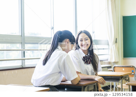 教室で友達と話をする女子高生 129534158