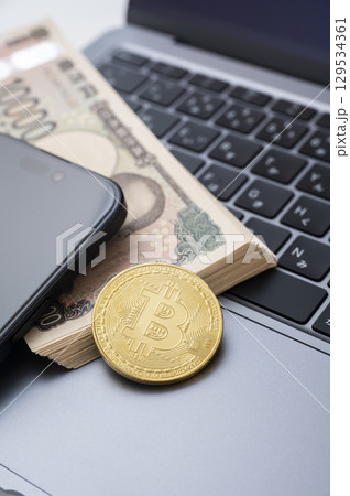 仮想通貨と現金 129534361