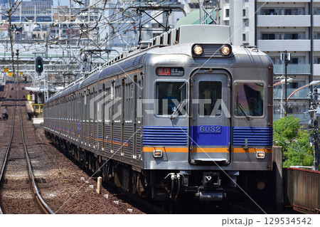 新今宮に到着する南海高野線 6000系 129534542